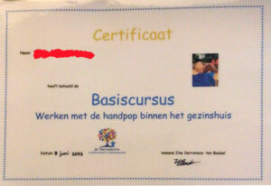 Certificaat Basiscursus Werken met de-handpop binnen het gezinshuis